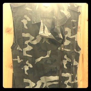 Easy ,stylish,, camouflage vest